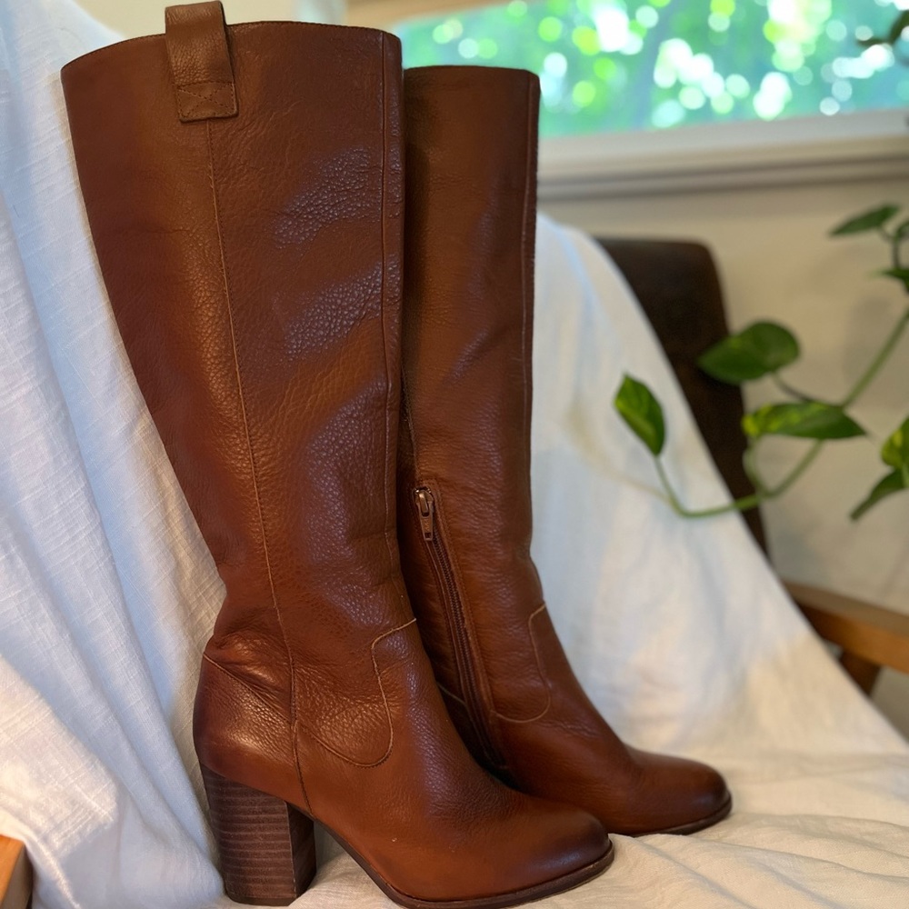 Gianni Bini. Size 6. 3 inch heel. Worn one season, mild signs of wear on sole.